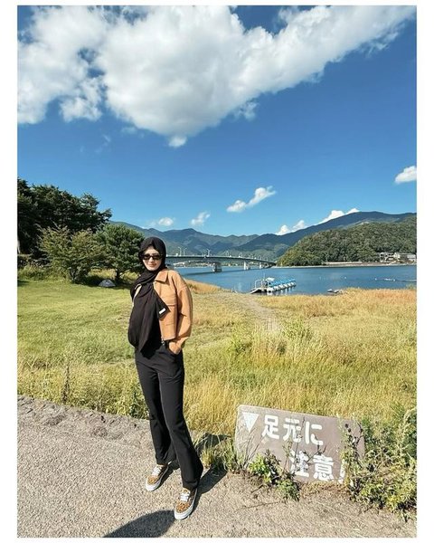 Gaya Inara Rusli liburan di Jepang. [IG: @mommy_starla]