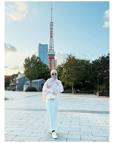 Gaya Inara Rusli liburan di Jepang. [IG: @mommy_starla]