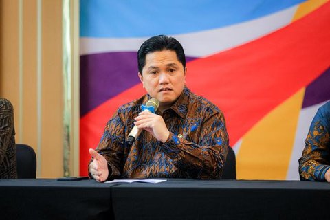 Ketua PSSI, Erick Thohir, memanggil pelatih Timnas Indonesia U-17, Nova Arianto, di tengah Piala Kemerdekaan 2025 di Deli Serdang, Sumatra Utara. (Bola.com/Dok.Instagram Erick Thohir).