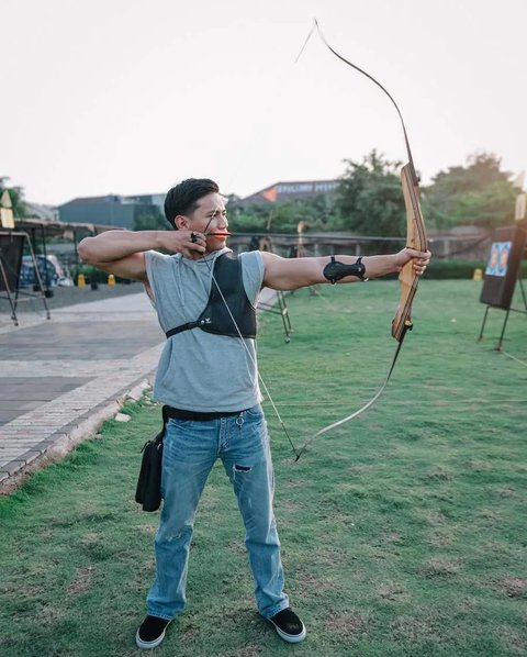 Selain berkuda, Rehan Mubarak juga memiliki hobi memanah yang sama seperti Dara Arafah. Rehan terlihat serius dan fokus saat menarik busur panah di lapangan panah.