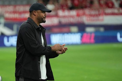 Pelatih Bayern Munchen, Vincent Kompany merayakan kemenangan timnya setelah berakhirnya laga Liga Champions 2025/2026 melawan PSG di Parc des Princes, Paris, Prancis, Selasa (04/11/2025) wakt