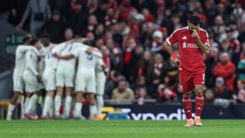 Pemain Liverpool, Mohamed Salah tak kuasa menahan air matanya saat memberikan penghormatan untuk mendiang Diogo Jota setelah laga Liga Inggris 2024/2025 melawan Bournemouth di Anfiled, Liverp