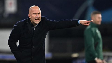 Pemain Liverpool, Mohamed Salah tak kuasa menahan air matanya saat memberikan penghormatan untuk mendiang Diogo Jota setelah laga Liga Inggris 2024/2025 melawan Bournemouth di Anfiled, Liverp