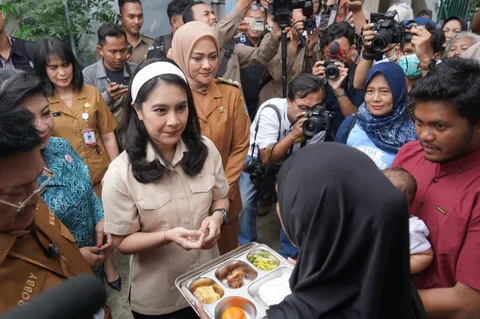 Wakil Menteri Kependudukan dan Pembangunan Keluarga/Wakil Kepala BKKBN, Ratu Isyana Bagoes Oka, saat meninjau penyaluran MBG di Kota Salatiga, Jawa Tengah, Selasa (25/11/2025).