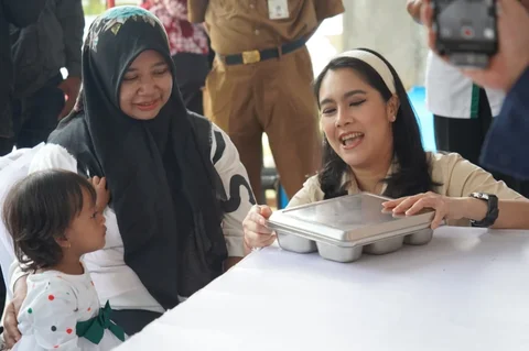 Wakil Menteri Kependudukan dan Pembangunan Keluarga/Wakil Kepala BKKBN, Ratu Isyana Bagoes Oka, saat meninjau penyaluran MBG di Kota Salatiga, Jawa Tengah, Selasa (25/11/2025).