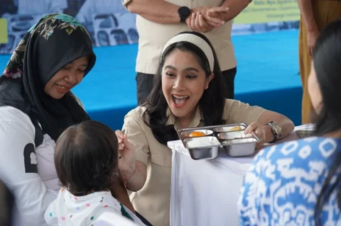 Wakil Menteri Kependudukan dan Pembangunan Keluarga/Wakil Kepala BKKBN, Ratu Isyana Bagoes Oka, saat meninjau penyaluran MBG di Kota Salatiga, Jawa Tengah, Selasa (25/11/2025).