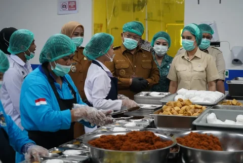 Wakil Menteri Kependudukan dan Pembangunan Keluarga/Wakil Kepala BKKBN, Ratu Isyana Bagoes Oka, saat meninjau penyaluran MBG di Kota Salatiga, Jawa Tengah, Selasa (25/11/2025).