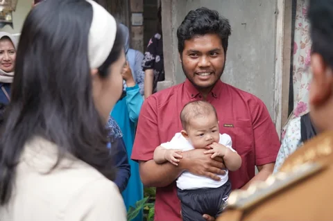 Wakil Menteri Kependudukan dan Pembangunan Keluarga/Wakil Kepala BKKBN, Ratu Isyana Bagoes Oka, saat meninjau penyaluran MBG di Kota Salatiga, Jawa Tengah, Selasa (25/11/2025).
