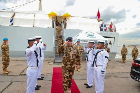 Kasal Laksamana TNI Muhammad Ali saat menghadiri  upacara Medal Parade di Geladak Heli KRI Sultan Iskandar Muda-367 yang bersandar di Port of Beirut, Lebanon, Senin (24/11/2025).