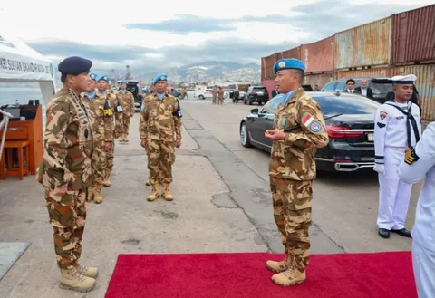 Kasal Laksamana TNI Muhammad Ali saat menghadiri  upacara Medal Parade di Geladak Heli KRI Sultan Iskandar Muda-367 yang bersandar di Port of Beirut, Lebanon, Senin (24/11/2025).