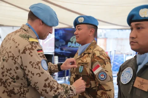 MTF Commander RADM Stephan Plath menyematkan medali kepada prajurit TNI AL  dalam upacara Medal Parade di Geladak Heli KRI Sultan Iskandar Muda-367 yang bersandar di Port of Beirut, Lebanon, Senin (24/11/2025).
