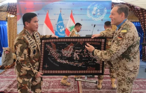 Kasal Laksamana TNI Muhammad Ali  menyerahkan cenderamata kepada MTF Commander RADM Stephan Plath dalam upacara Medal Parade di Geladak Heli KRI Sultan Iskandar Muda-367 yang bersandar di Port of Beirut, Lebanon, Senin (24/11/2025).