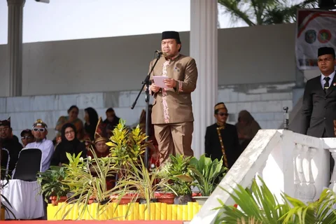 Wakil Wali Kota Bontang Agus Haris bertindak sebagai inspektur upacara Hari Guru Nasional