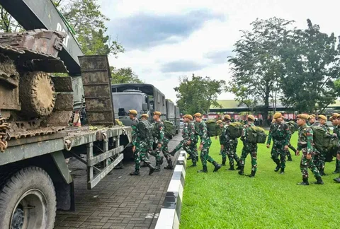 Pemberangkatan 204 personel Kodam I/Bukit Barisan untuk memperkuat penanganan banjir dan longsor Tapanuli Tengah di Makodam I/BB, Medan, Rabu (26/11/2025).