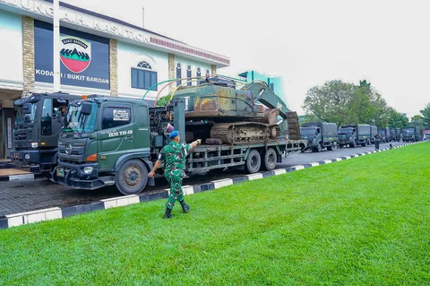 Pemberangkatan 204 personel Kodam I/Bukit Barisan untuk memperkuat penanganan banjir dan longsor Tapanuli Tengah di Makodam I/BB, Medan, Rabu (26/11/2025).