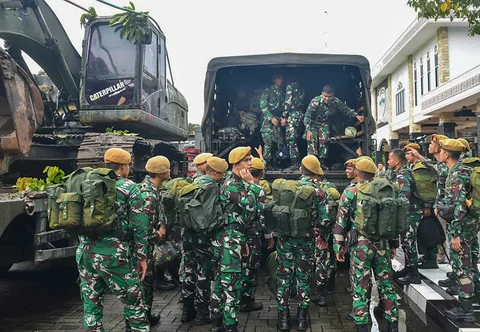 Pemberangkatan 204 personel Kodam I/Bukit Barisan untuk memperkuat penanganan banjir dan longsor Tapanuli Tengah di Makodam I/BB, Medan, Rabu (26/11/2025).