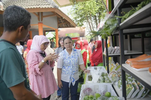 Wali Kota Semarang, Agustina Wilujeng saat kunjungan kerjanya ke Gudang Logistik KKMP di Kelurahan Sampangan