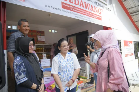 Wali Kota Semarang, Agustina Wilujeng saat kunjungan kerjanya ke Gudang Logistik KKMP di Kelurahan Sampangan