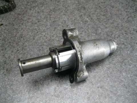 Komponen Tensioner Motor sangat menentukan kehalusan suara dan umur mesin motor (hondacengkareng.com)