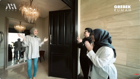 Potret Ruang Tamu Rumah Olla Ramlan (YouTube AH)