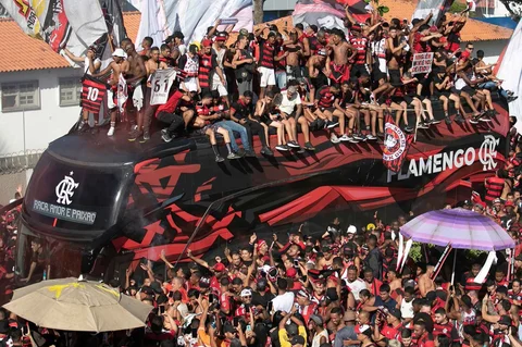 Para penggemar sepak bola Flamengo melepas tim mereka saat tiba di bandara sebelum terbang ke Peru untuk final Copa Libertadores, di Rio de Janeiro, Brasil, Rabu (26/11/2025).
