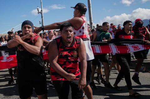 Para penggemar sepak bola Flamengo melepas tim mereka saat tiba di bandara sebelum terbang ke Peru untuk final Copa Libertadores, di Rio de Janeiro, Brasil, Rabu (26/11/2025).
