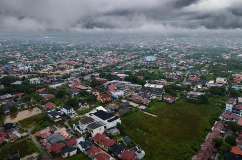 Foto udara menunjukkan pemandangan umum rumah-rumah penduduk di bawah awan setelah hujan lebat di Darul Imarah, pinggiran Banda Aceh, Kamis (27/11/2025).