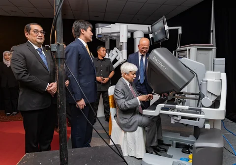 Duli Yang Maha Mulia Yang di-Pertuan Besar Negeri Sembilan Darul Khusus, Tuanku Muhriz Ibni Almarhum Tuanku Munawir, meresmikan Grand Launch Hospital Picaso dengan pemotongan pita secara simbolis menggunakan sistem bedah robotik canggih Da Vinci. Momen bersejarah tersebut turut disaksikan oleh Yang Amat Mulia Tunku Besar Seri Menanti dan Ketua Hospital Picaso, Tunku Ali Redhauddin Ibni Tuanku Muhriz, bersama Yang Berbahagia Dato&rsquo; Dr Luqman Mazlan serta Yang Berbahagia Dato&rsquo; Dr Loh Chit Sin, Rabu (26/11).
