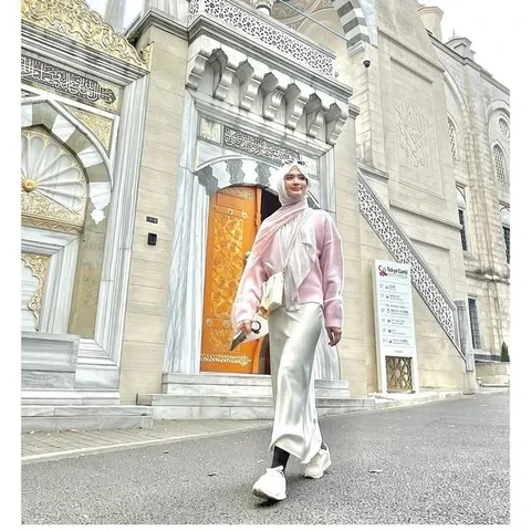 Gaya Inara Rusli liburan di Jepang. [IG: @mommy_starla]