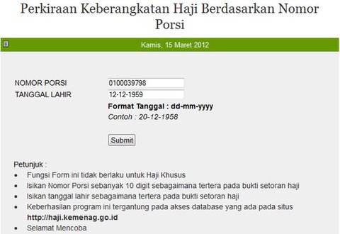 Umat Muslim berdoa selama bulan puasa Ramadhan di sekitar Ka'bah, tempat suci umat Islam, di kompleks Masjidil Haram di kota Saudi Mekah (9/4/2022). Pengumuman tersebut diterbitkan melalui