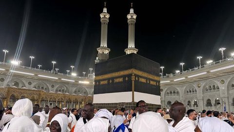 Umat Muslim berdoa selama bulan puasa Ramadhan di sekitar Ka'bah, tempat suci umat Islam, di kompleks Masjidil Haram di kota Saudi Mekah (9/4/2022). Pengumuman tersebut diterbitkan melalui