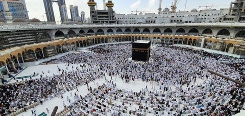 Umat Muslim berdoa selama bulan puasa Ramadhan di sekitar Ka'bah, tempat suci umat Islam, di kompleks Masjidil Haram di kota Saudi Mekah (9/4/2022). Pengumuman tersebut diterbitkan melalui