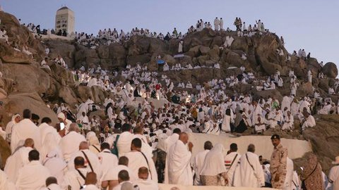 Umat Muslim berdoa selama bulan puasa Ramadhan di sekitar Ka'bah, tempat suci umat Islam, di kompleks Masjidil Haram di kota Saudi Mekah (9/4/2022). Pengumuman tersebut diterbitkan melalui