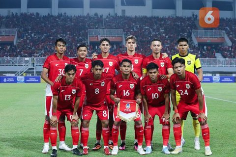 Skuad Timnas Indonesia U-22 pada laga ujicoba melawan Mali yang digelar di Stadion Pakansari, Kabupaten Bogor, Selasa (18/11/2025) pukul 20.00 WIB. (Bola.com/Bagaskara Lazuardi)