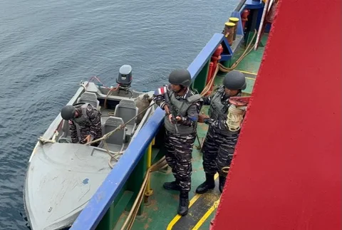 Prajurit TNI ALsaat  mengamankan sebuah kapal yang diduga melakukan pelanggaran pelayaran dan pengangkutan ore nikel ilegal di perairan Sulawesi Tenggara, Kamis (27/11).