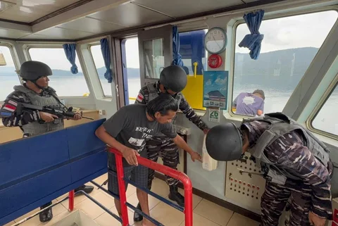 Prajurit TNI ALsaat  mengamankan sebuah kapal yang diduga melakukan pelanggaran pelayaran dan pengangkutan ore nikel ilegal di perairan Sulawesi Tenggara, Kamis (27/11).
