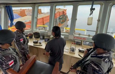 Prajurit TNI ALsaat  mengamankan sebuah kapal yang diduga melakukan pelanggaran pelayaran dan pengangkutan ore nikel ilegal di perairan Sulawesi Tenggara, Kamis (27/11).