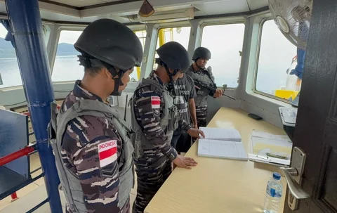 Prajurit TNI ALsaat  mengamankan sebuah kapal yang diduga melakukan pelanggaran pelayaran dan pengangkutan ore nikel ilegal di perairan Sulawesi Tenggara, Kamis (27/11).