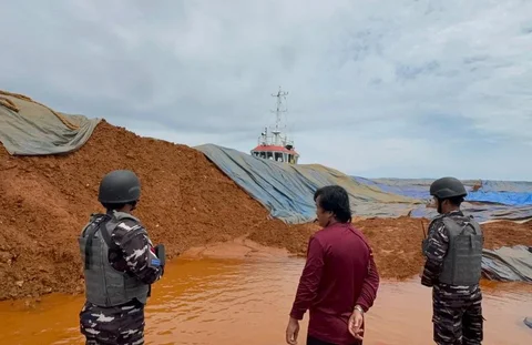 Prajurit TNI ALsaat  mengamankan sebuah kapal yang diduga melakukan pelanggaran pelayaran dan pengangkutan ore nikel ilegal di perairan Sulawesi Tenggara, Kamis (27/11).