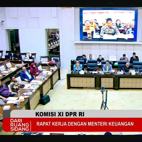 Menkeu Purbaya rapat di DPR