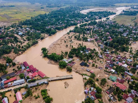 Jembatan utama yang menghubungkan Aceh dan Sumatera Utara terputus  akibat banjir bandang di Meureudu, Kabupaten Pidie Jaya, Provinsi Aceh, Indonesia, Jumat (28/11/2025).