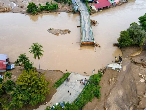 Jembatan utama yang menghubungkan Aceh dan Sumatera Utara terputus  akibat banjir bandang di Meureudu, Kabupaten Pidie Jaya, Provinsi Aceh, Indonesia, Jumat (28/11/2025).