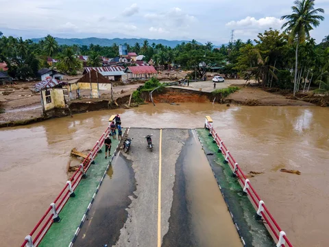 Jembatan utama yang menghubungkan Aceh dan Sumatera Utara terputus  akibat banjir bandang di Meureudu, Kabupaten Pidie Jaya, Provinsi Aceh, Indonesia, Jumat (28/11/2025).