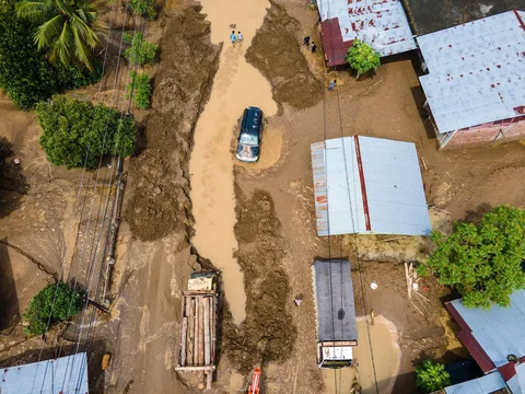 Kendaraan terjebak lumpur pada ruas jalan nasional yang menghubungkan Aceh-Sumut akibat banjir bandang di Meureudu, Kabupaten Pidie Jaya, Provinsi Aceh, Indonesia, Jumat (28/11/2025).