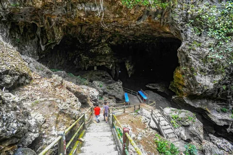 Anak-anak berjalan menuju pintu masuk Goa Lowo di Watuagung, Trenggalek, Jawa Timur