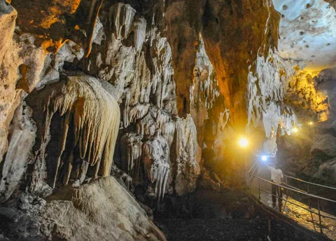 Pengunjung beraktifitas dalam Goa Lowo di Watuagung, Trenggalek, Jawa Timur