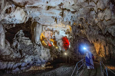 Pengunjung beraktifitas dalam Goa Lowo di Watuagung, Trenggalek, Jawa Timur