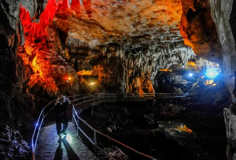 Pengunjung beraktifitas dalam Goa Lowo di Watuagung, Trenggalek, Jawa Timur