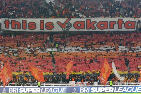 Suporter Persija saat Laga pekan ke-14 BRI Super League 2025/2026 antara Persija Jakarta melawan PSIM Yogyakarta yang digelar di Stadion Utama Gelora Bung Karno, Jakarta, Jumat (28/11/2025).