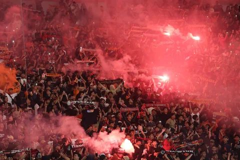 Suporter Persija saat Laga pekan ke-14 BRI Super League 2025/2026 antara Persija Jakarta melawan PSIM Yogyakarta yang digelar di Stadion Utama Gelora Bung Karno, Jakarta, Jumat (28/11/2025).